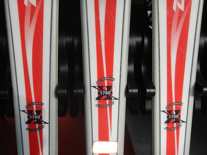 Rangement mural pour 14 paires de ski et snowboard